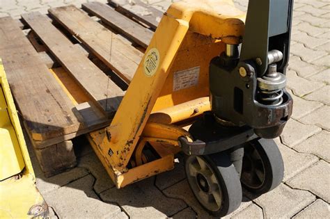 how to unload pallets